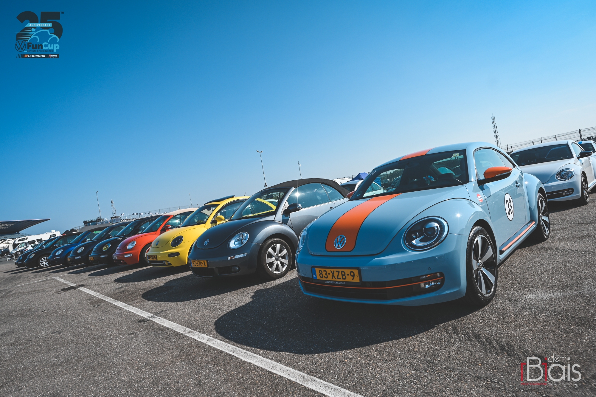 image 1 - Un parade New Beetle juste avant le départ des Hankook 25 Hours VW Fun Cup
