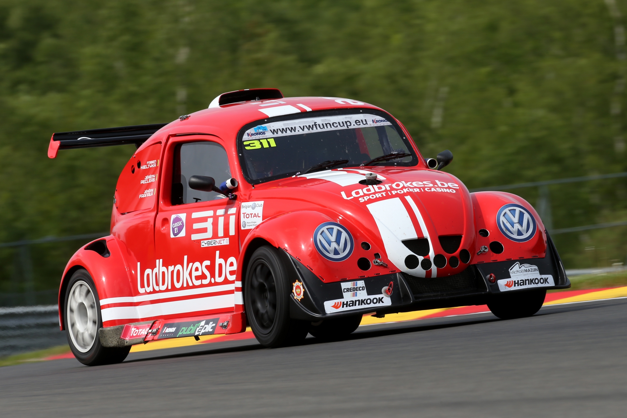 image 1 - Une Biplace Ladbrokes.be au départ des Hankook 25 Hours VW Fun Cup !
